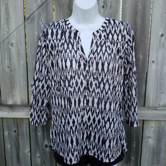 H&M Tops - H&M Abstract Top in Black & White